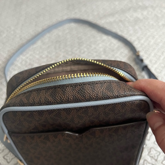 MICHAEL KORS 
Jet Set Travel Medium Logo Crossbody Bag - Picture 3 of 8